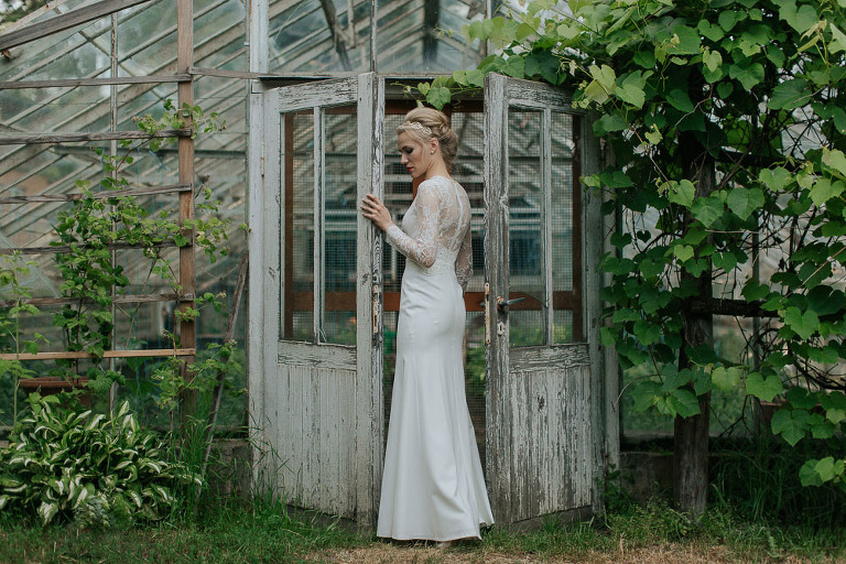 zdjęcia ślubne w szklarni podczas sesji w dniu ślubu 