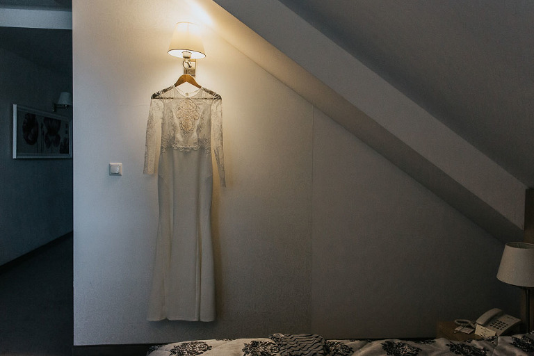 sukienka ślubna wisząca na karniszu 