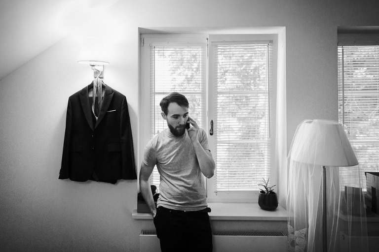 pan młody rozmawia przez telefon