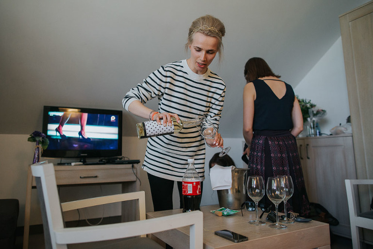 pani młoda nalewa wino do kieliszka