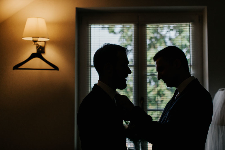 świadek pomaga przy krawacie 