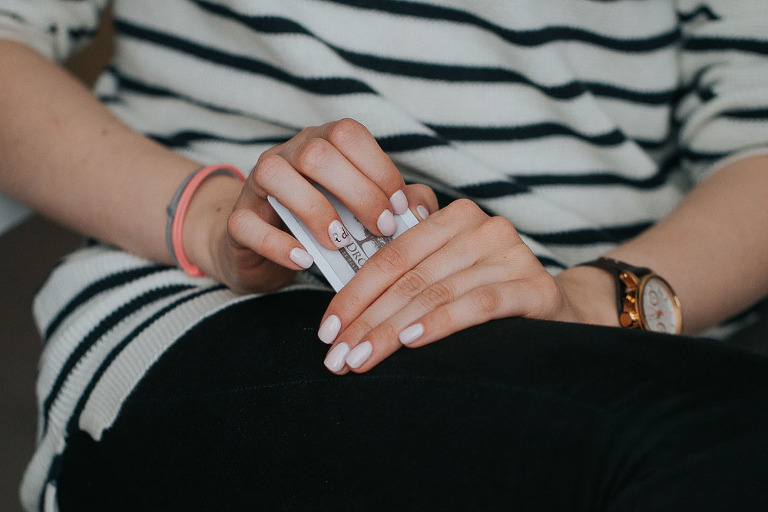 pomalowane paznokcie pani młodej w napis i do