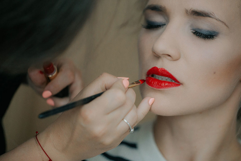 rockowy makijaż ślubny malowanie ust na czerwono do ślubu 