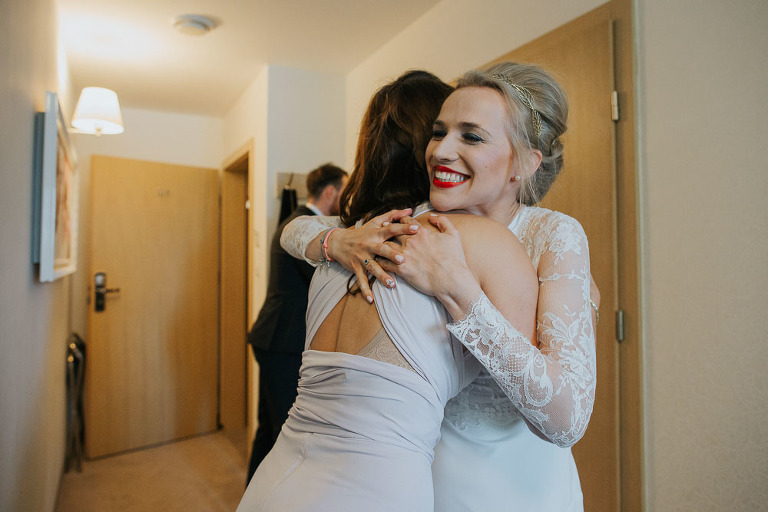 świadkowa przytula panią młoda 