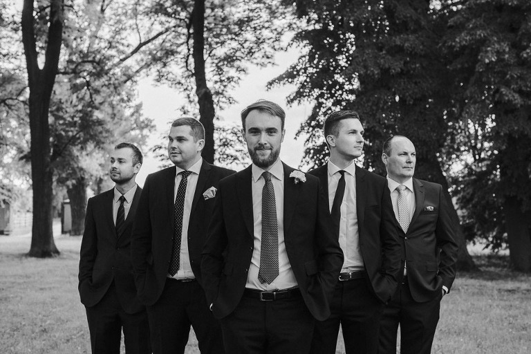 męskie zdjęcie grupowe w dniu ślubu 