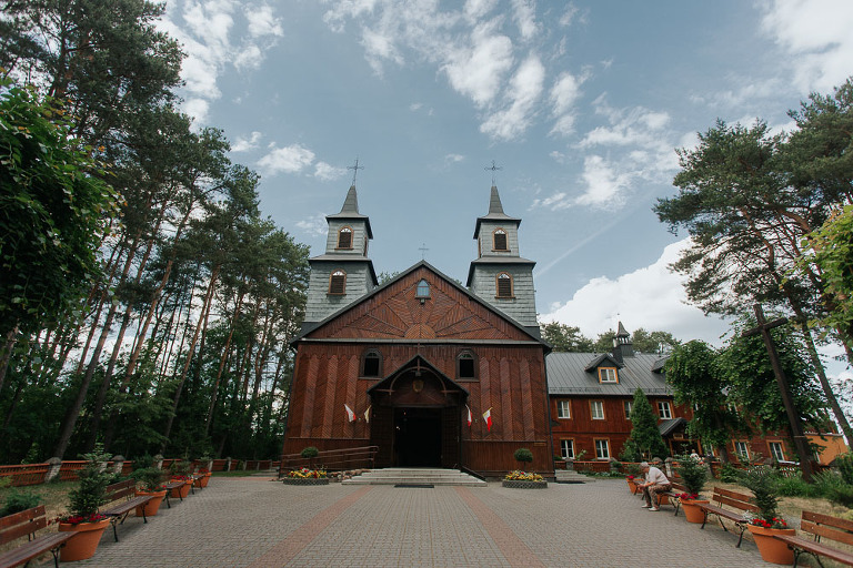 mały drewniany kościółek do ślubu 