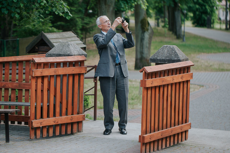 starszy pan robi zdjęcie przed ślubem 