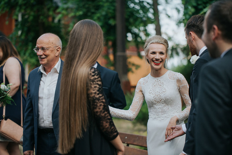 pani młoda wita swoich gości przed ślubem 