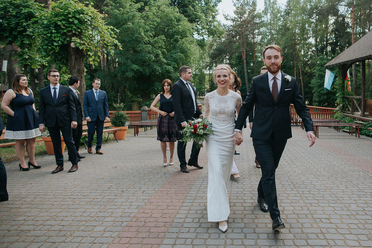 państwo młodzi idą na swój ślub 