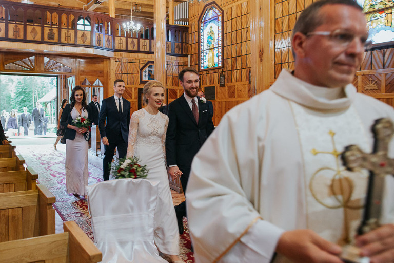 wejście na ślub do drewnianego kościoła