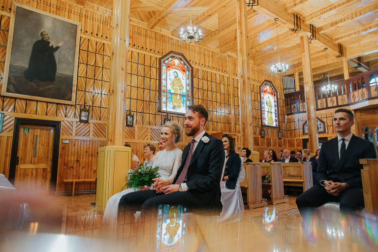 ślub w drewnianym kościele