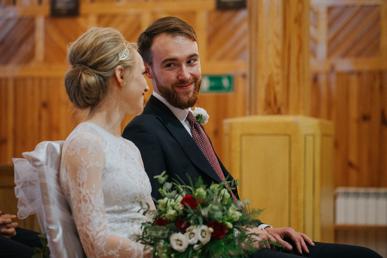 pan młody zerka w kościele na swoją narzeczoną 