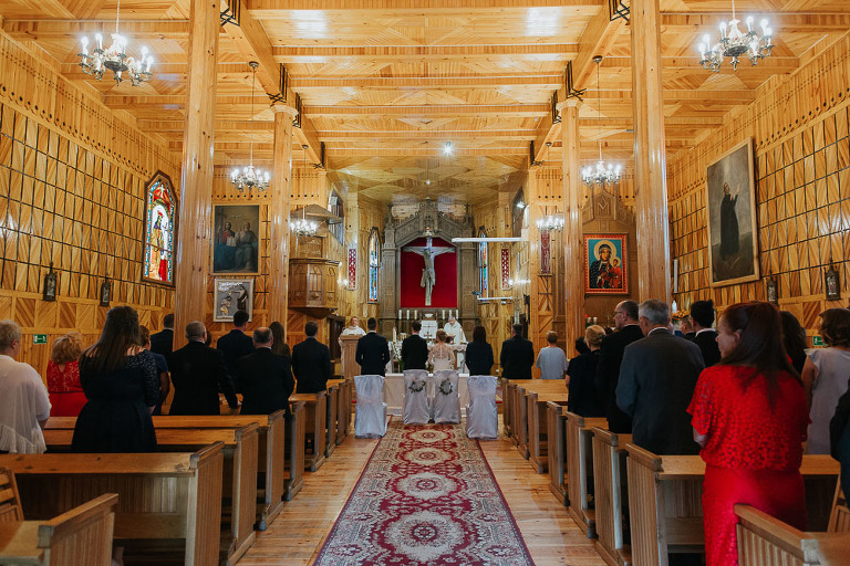 wnętrze drewnianego kościoła 