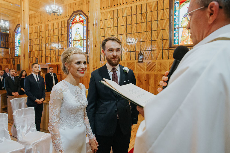 przysięga ślubna w drewnianym kościele 