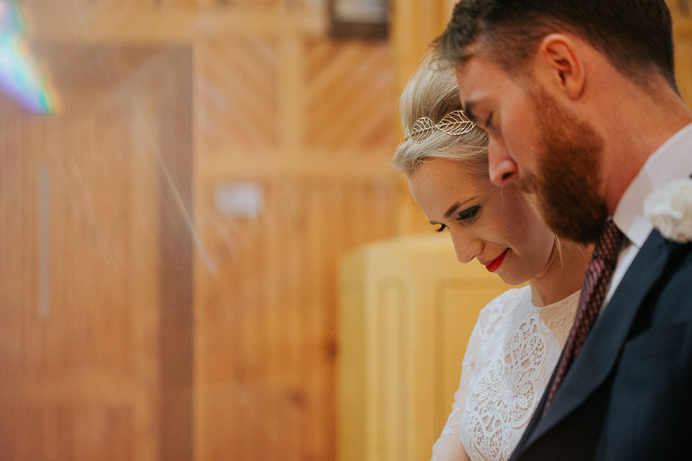 wzruszona panna młoda w trakcie ślubu