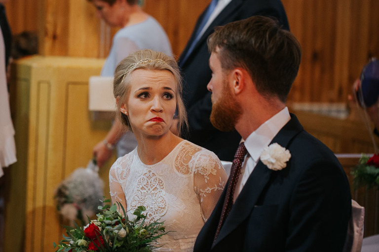 zabawna mina panny młodej w trakcie ślubu 