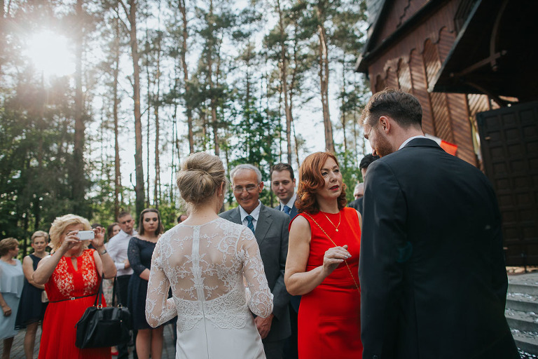 goście składają życzenia po ślubie