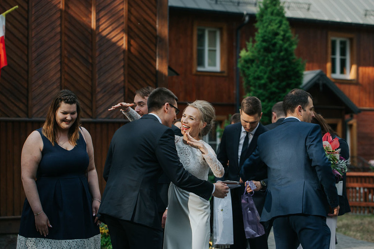 panna młoda przytula gościu podczas życzeń