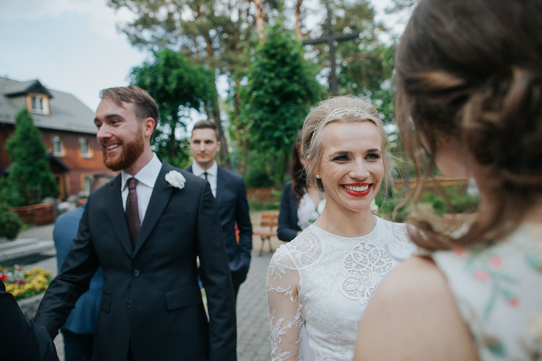 panna młoda z czerwonymi ustami podczas życzeń