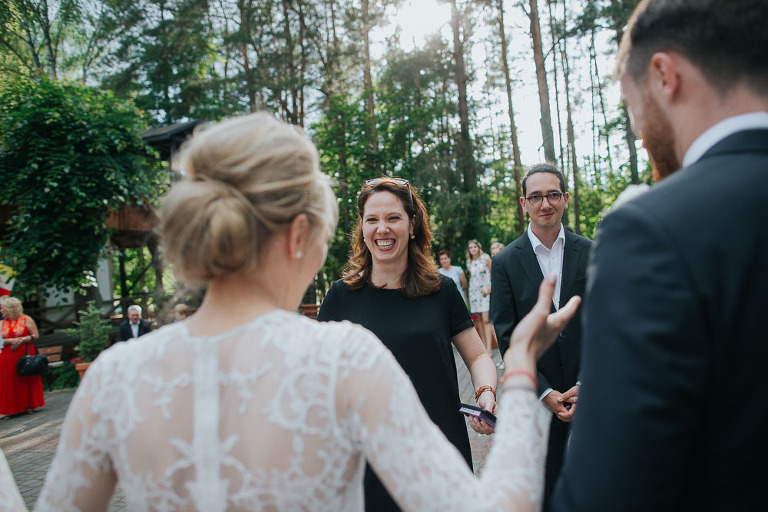 uśmiechnięci goście podczas życzeń ślubnych