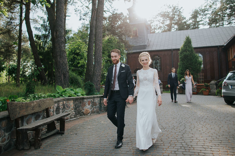 nowożeńcy idą na sesje w dniu ślubu 