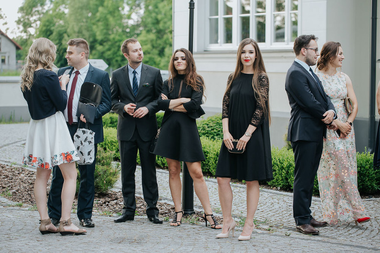 goście czekają na parę przed dworem droblin 