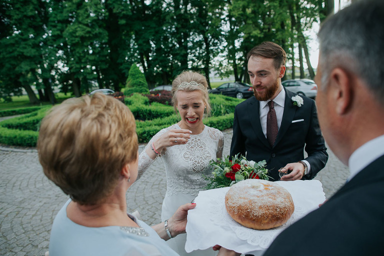 skrzywiona panna młoda po wypiciu wódki 