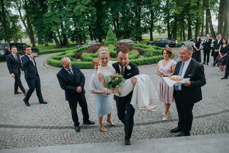 wniesienie panny młodej przez próg dwór Droblin 