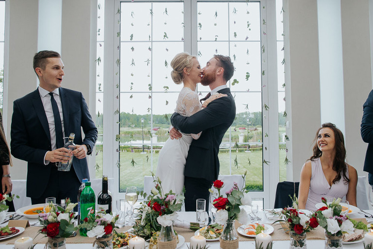 pierwszy pocałunek na weselu w dworze Droblin