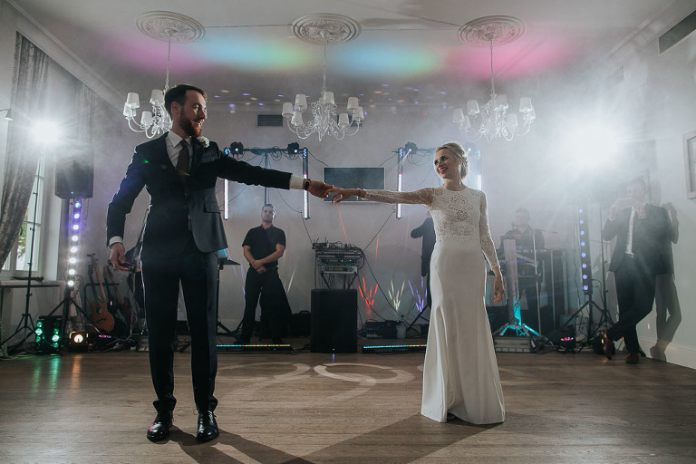 pierwszy taniec pary młodej 