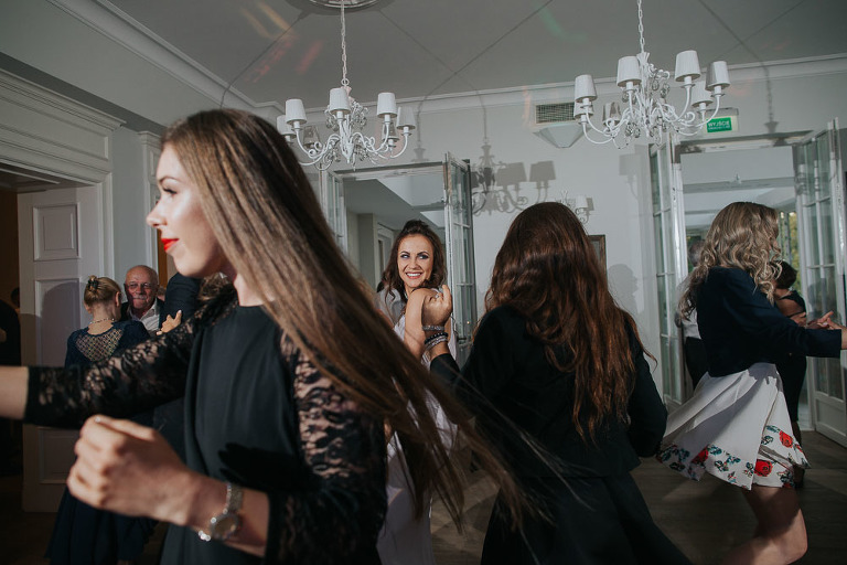 goście tańczą na parkiecie 