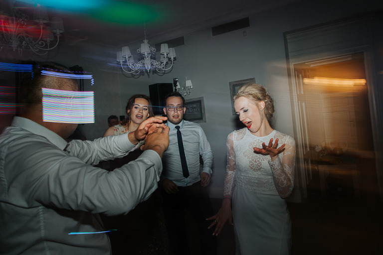 dynamiczny taniec podczas wesela 