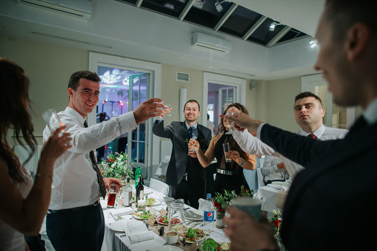 toast przy stole podczas wesela
