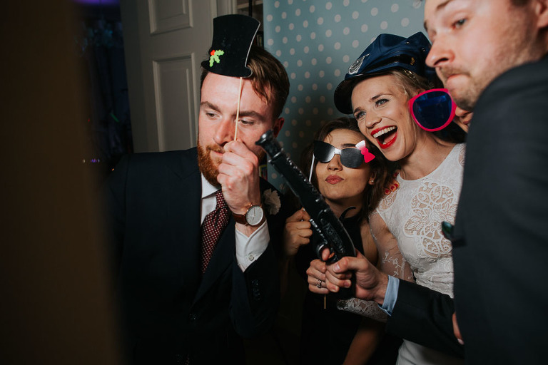 goście pozują w fotobudce