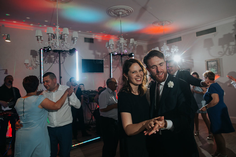 pan młody tańczy z koleżanka 