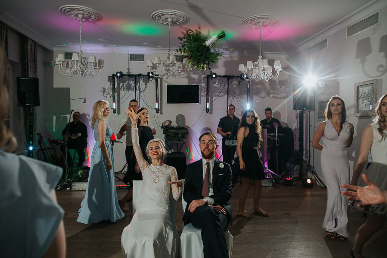 rzut bukietem na weselu 