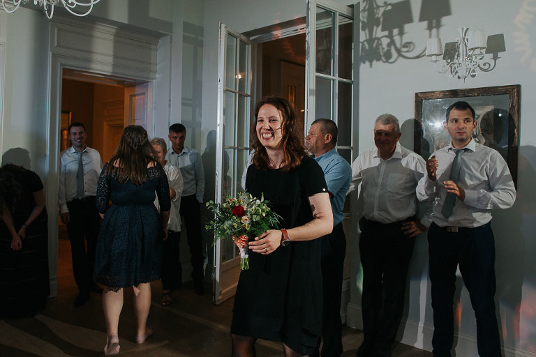 złapany bukiet podczas oczepin 