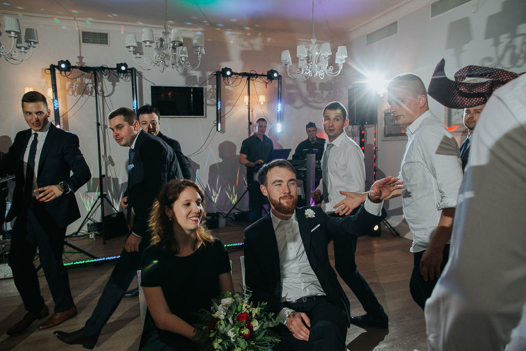 rzut krawatem na weselu podczas oczepin