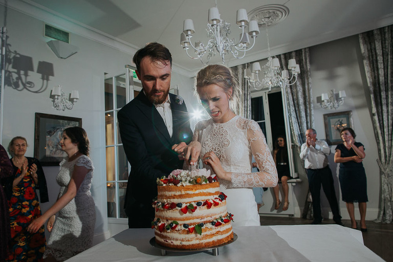 państwo młodzi kroją tort na weselu w Dworze Droblin Leśna Podlaska