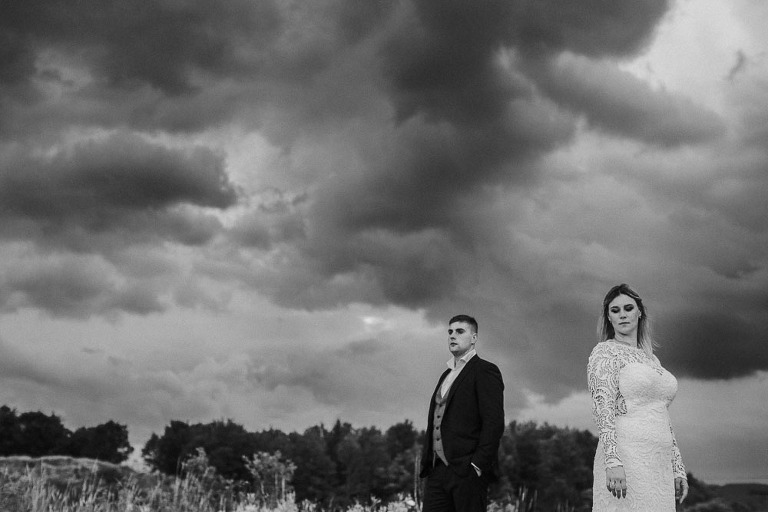 zdjecia ślubne tuż przed burzą 