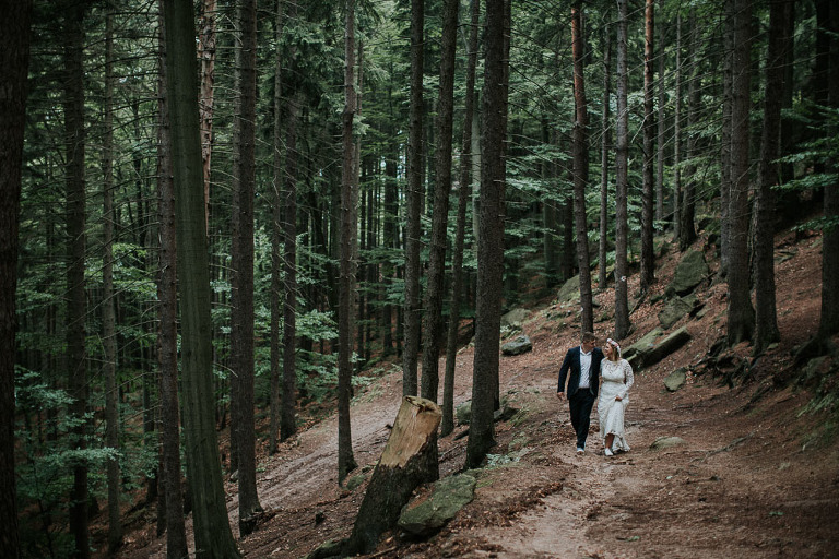 zdjecia ślubne w górskim lesie 