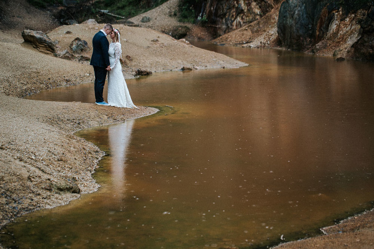zdjęcie ślubne na tle jeziora 