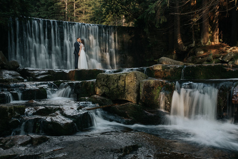 plener ślubny z wodospadem 