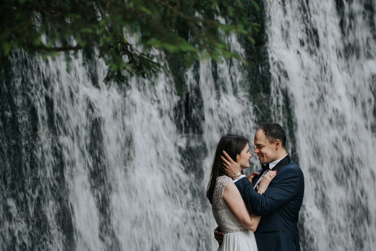 zdjecia ślubne na tle wodospadu