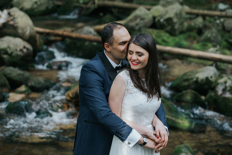 sesja ślubna z dzikim wodospadem 