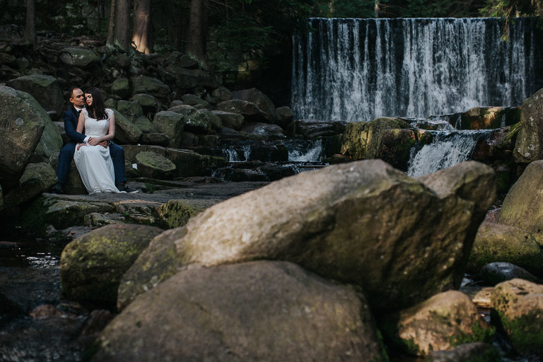 zdjecia ślubne na tle wodospadu 