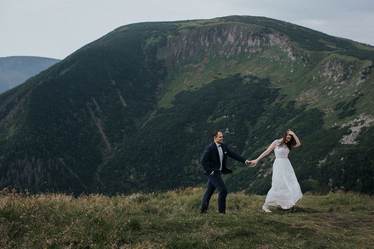 para ślubna spacerująca w górach 