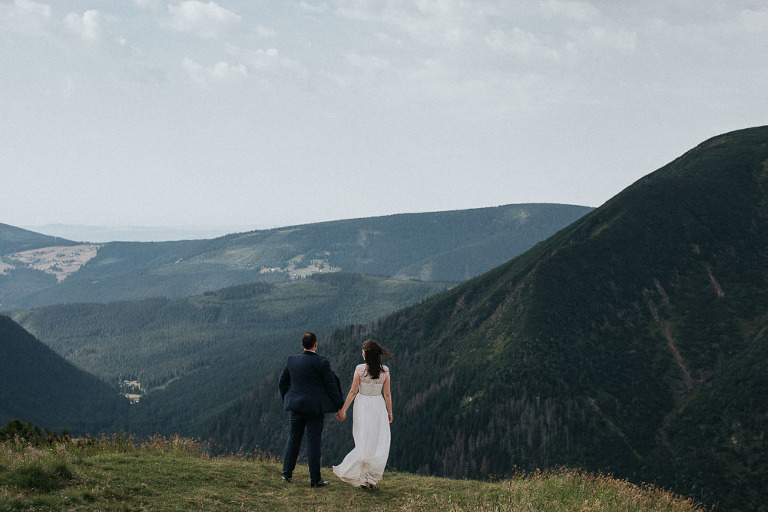 nowożeńcy na tle gór 