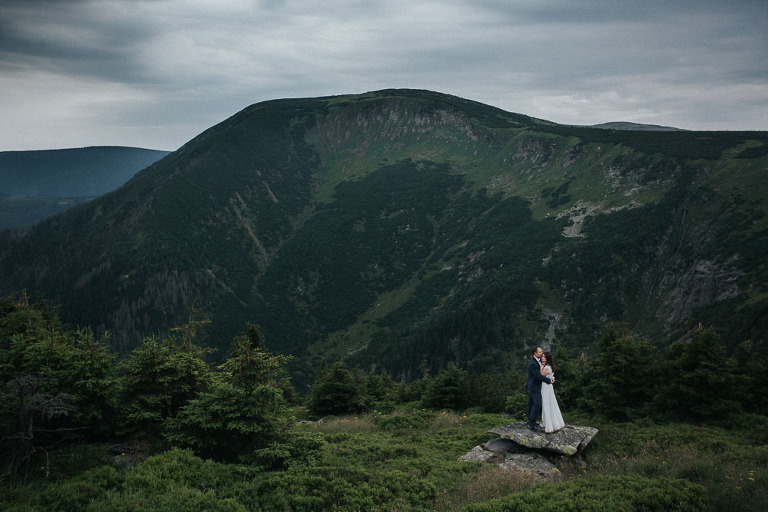 nowożeńcy na sesji w górach 