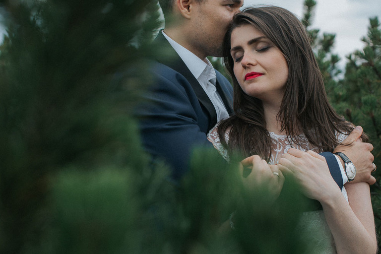 para ślubna w krzakach 